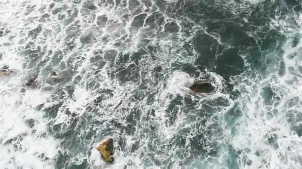 Mořská pěna se tvoří nedaleko pobřeží Atlantského oceánu na ostrově Tenerife, ve Španělsku. — Stock video