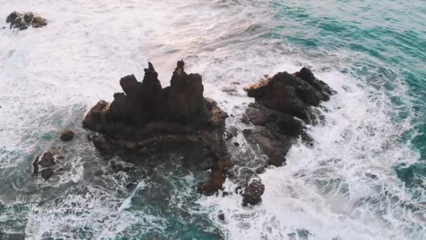 Dramatický vzdušný výhled na nádherný balvan v Atlantickém oceánu, izolovaný od ostrova Tenerife, severního pobřeží, pláže Benijo, Španělsko — Stock video