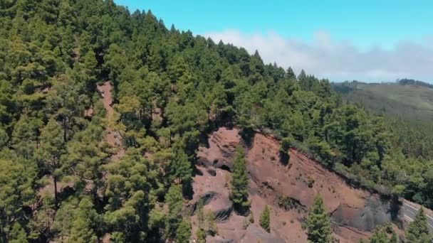 Luchtfoto van de berg, die voortvloeit uit vulkanische lava, cut Rock — Stockvideo