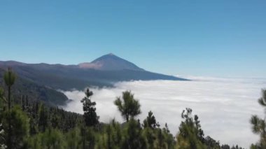 Yanardağ Teide ve bulutlar kaplı vadinin şaşırtıcı güzel hava görünümü. Teide National Park, Tenerife, Kanarya Adaları, Ispanya
