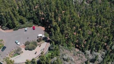 Teide Milli Parkı üzerinde havadan uçuş, gözlem güverte, iğne yapraklı orman ve okyanus