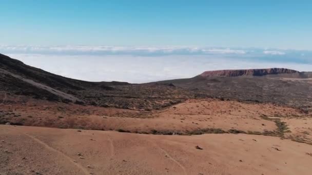 Вид с воздуха на пустынный безжизненный пустынный пейзаж возле вулкана. Вид на Луну или Марс. Национальный парк Тейде, Тенерифе, Канарские острова, Испания — стоковое видео