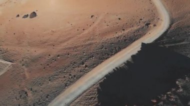 Gün batımında bir çöl yolunun havadan görünümü. Volkanın üssü, Teide Ulusal Parkı, Tenerife. Ay veya Mars manzarası