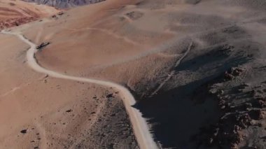 Hava. Yanardağ, kum ve dağlarda bir yol trekking rota. İnsanlar olmadan.