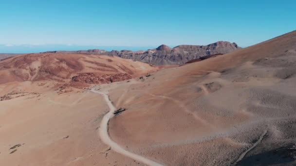 Der Pfad am Fuße des Vulkans mitten in der Wüste, Blick von oben. teneriffa, spanien — Stockvideo