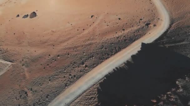Вид с воздуха на пустынную тропу на закате. База вулкана, Национальный парк Тейде, Тенерифе. Лунный или марсианский пейзаж — стоковое видео