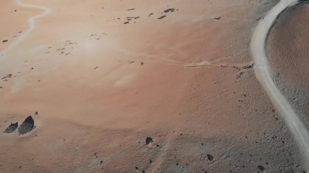 Die Wüste in den Bergen, die Höhe von mehr als 2000 Metern, Sand und Berge. die Kamera fährt hoch, Blick von der Drohne. — Stockvideo