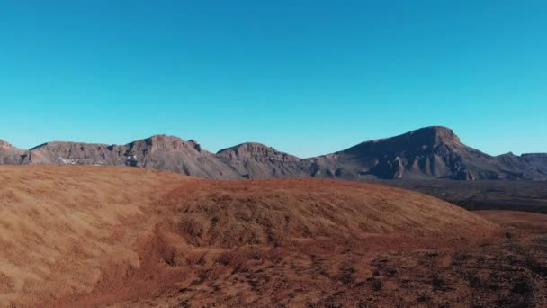 Utsikt från luften-bakom öknen med utsikt över bergen, Teneriffa, nationalparken Teide — Stockvideo