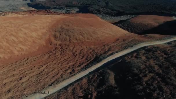 Hava. Bir erkek ve bir kadın dağlarda ve çölde bir patikaya tırmanıyorlar, az miktarda oksijenle.. — Stok video