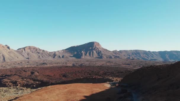 Вид с воздуха - Национальный парк Тейде, пустыня, замерзшая лава и высокие горы, подножие вулкана — стоковое видео