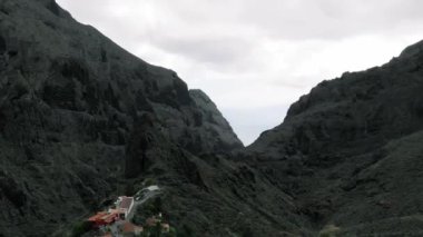 Dağlardaki geçitteki küçük köy, havadan manzara. Masca, Tenerife, İspanya