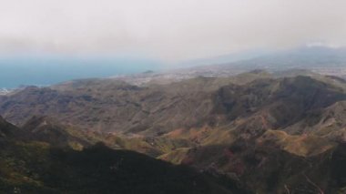 Havadan görünüm - tropikal iklimde yeşil bir vadinin panoramik görünümü. Kuş drone kamera önünde uçar