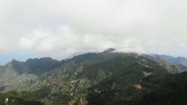 Dağların ovalarında bulunan büyük ve nefes kesen bir vadi, havadan görünümü. Tenerife, Anaga Ulusal Parkı.