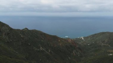 Aero - Tenerife kuzey kıyısında Anaga Milli Parkı güzel yeşil dağlar