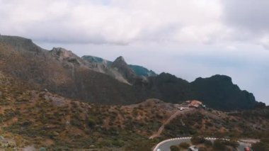 Bulutlu havalarda milli parkta dağ sırası, üst ve araba, hava yolu