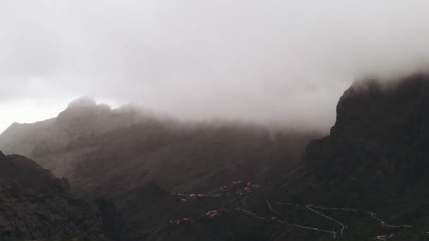 흐린 날씨에 산에서 협곡의 파노라마 공중 보기. 낮은 구름, 산 뱀. — 비디오