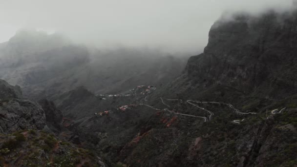 Mraky a hory. Deštivé počasí v kaňonu v horách, pohled shora. — Stock video