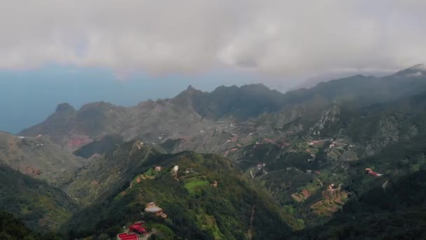 Stark vind högt upp i fjällen, luftutsikt över dalen och små byar i bergskedjan — Stockvideo