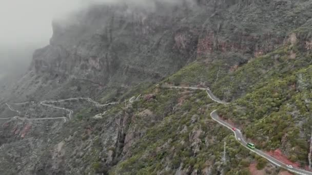 Het Uitzicht van de drone naar de adembenemende berg en gevaarlijke weg, die alleen bedoeld is voor ervaren chauffeurs — Stockvideo