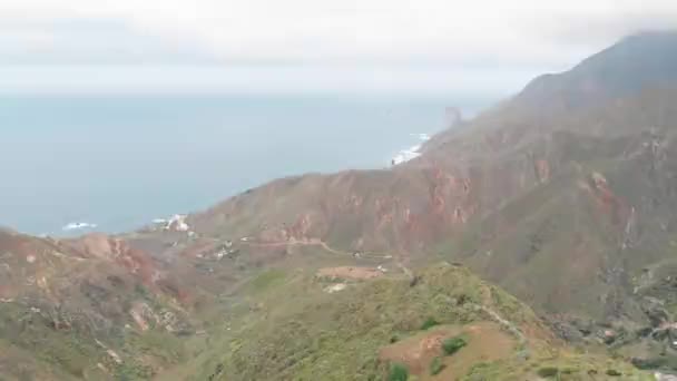 Luchtfoto. Panorama naar het noorden van het eiland-prachtige groene heuvels en de Atlantische Oceaan. Tenerife, Spanje — Stockvideo