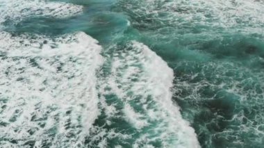 Atlantik Okyanusu'nun üst görünümü, küçük dalgalar plaj yakınında deniz köpüğü oluşturmak