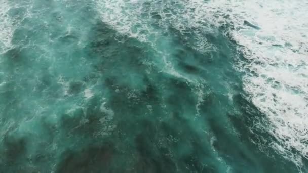 Vista de arriba hacia abajo del agua turquesa del Océano Atlántico — Vídeo de stock