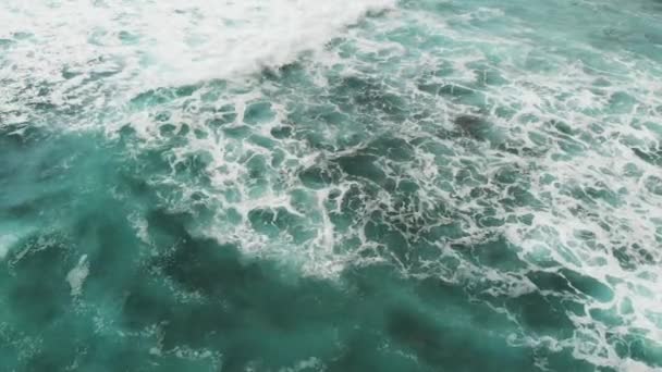 Небольшие волны катятся рядом с вулканическим пляжем на Тенерифе, Канарские острова, вид сверху с воздуха — стоковое видео
