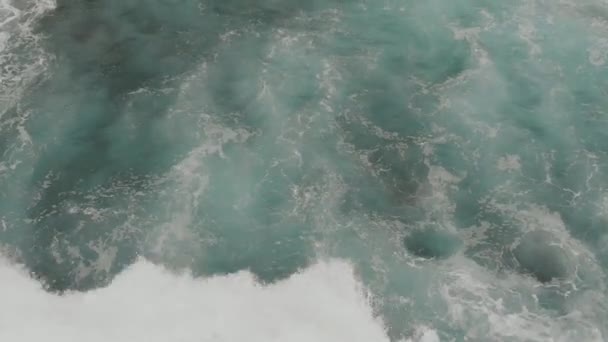 Vista aerea: un'onda lunga e potente colpisce la spiaggia nera, la telecamera si muove dal basso verso l'alto e si affaccia sulla scogliera. Tenerife — Video Stock