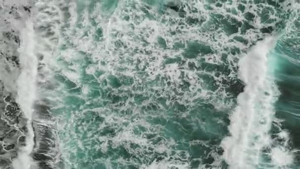 Légifelvétel. Két Bodiserfer próbál úszni keresztül az óriás hullámok. Filmszerű nézet felülről lefelé. Extrém sportok. Tenerife, Kanári-szigetek, Spanyolország — Stock videók