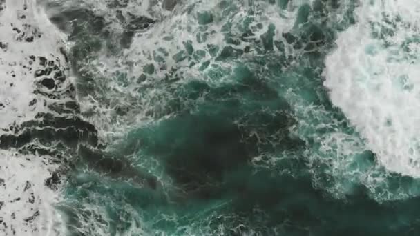 Vista aérea. Vista muito bonita da costa atlântica, cor de água-marinha das ondas que caem na praia de origem vulcânica, Tenerife, Espanha — Vídeo de Stock