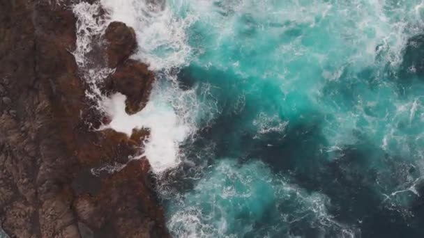 Vista de cima para baixo do oceano lavando as grandes rochas bonitas na costa atlântica, Tenerife — Vídeo de Stock