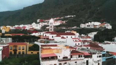 Havadan görünümü - rahat bir küçük İspanyol kasabası, dağların eteklerinde yayıldı. Ulusal mimari, açık renkli binalar, Garachico, Tenerife, İspanya.