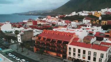 Gün batımında havadan görünümü - Atlantik Okyanusu kıyılarında Garachico küçük kasabasında İspanyol evlerin turuncu çatılar. Turistik yer, onlar ulusal renk için geldikleri