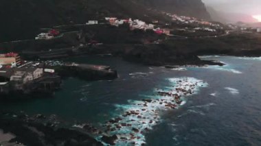 Garachico sahili yukarıdan. Tenerife kuşlar göz görünümünde. İspanya