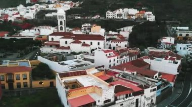 Çok güzel görünüyor eski binaları ile küçük renkli İspanyol şehir. Tenerife adasında gün batımı, İspanya