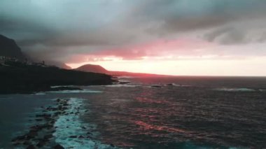 Havadan ateş. Dalgalar su, Garachico, Tenerife, Kanarya Adaları kayalar çarptı.