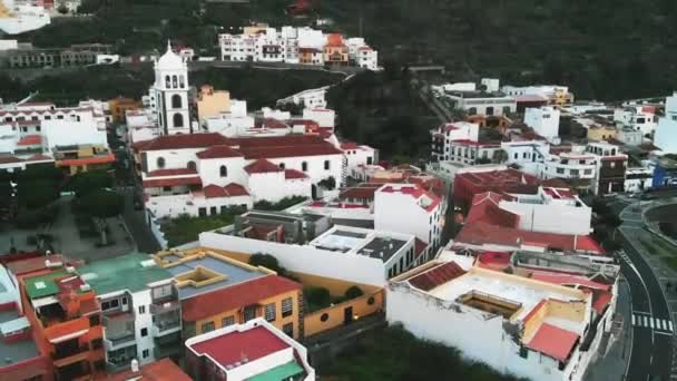 Letecký pohled na Tenerife pobřeží-let nad Garachico a Iglesia de Santa Ana — Stock video