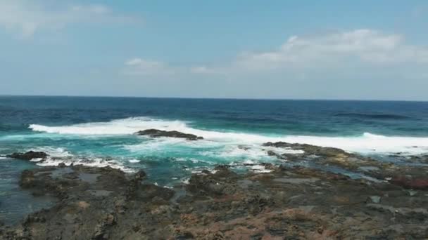 Kysten av vulkansk opprinnelse på en solskinnsdag er et flyfoto. Nord for Tenerife, Kanariøyene, Spania – stockvideo