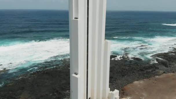 Punta del Hidalgo Deniz Feneri'nin havadan görünümü. Tenerife'nin kuzeyinde güneşli bir günde modern deniz feneri, yüksekten görünümü — Stok video
