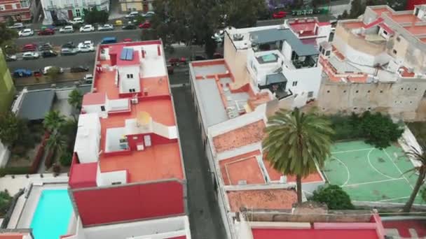 Vista aérea de Las Palmas de Gran Canaria - calles estrechas y casas coloridas, arquitectura antigua — Vídeo de stock