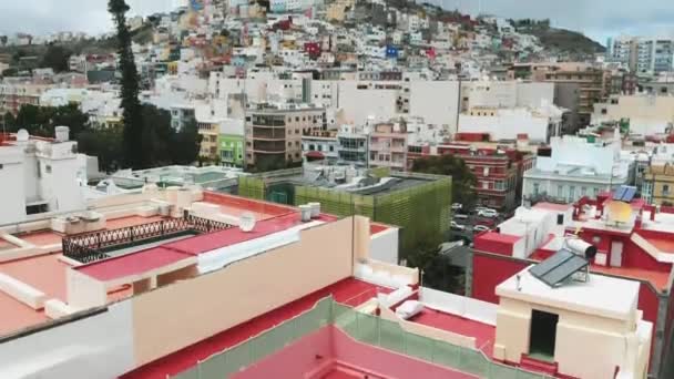 Vista aérea de Las Palmas de Gran Canaria - hermosas aves vista del casco antiguo en la colina. Arquitectura española, ciudad colorida — Vídeos de Stock