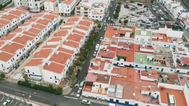 공중 보기. 대서양 연안의 흰색 리조트 주택의 타일 지붕. 해안 도시 아가에테, 그란 카나리아. — 비디오