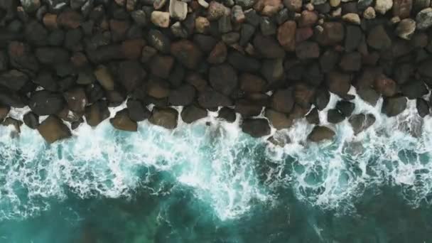 Vista aerea - protezione costiera pietre nere e l'oceano di colore turchese. Gran Canaria, Spagna — Video Stock