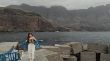 Çekici kadın Atlantik Okyanusu, Gran Canaria kıyılarında yanında yürüyor.