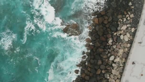 Stone védelem a sétányon a spanyol szigeten Gran Canaria, Agaete. A természet ereje a gyönyörű Atlanti-óceánon, zöld és türkiz kristálytiszta víz, légi kilátás — Stock videók