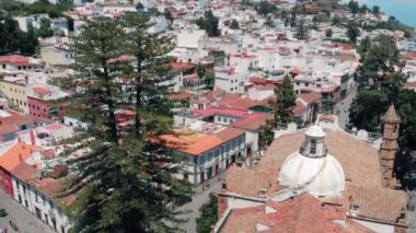 Dağlarda bir İspanyol köyünün havadan görünümü - Teror, Gran Canaria, İspanya. Kuş bakışı, turistik manzaralı tarihi mahalleler. Kırmızı kiremit çatılı beyaz evler.