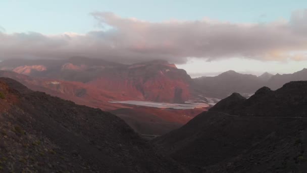 Dron lata między górami - zachód słońca w pustynnej dolinie, wąż bez samochodów. Gran Canaria, Hiszpania — Wideo stockowe