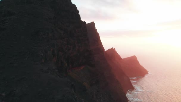 Mirador del Balcon - aerial view. Massive mountains of great height at sunset. Gran Canaria, Spain — Stock Video