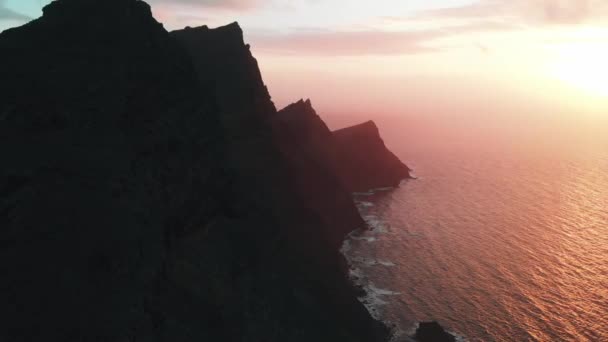 Vista aérea estática - montanhas longas e altas pairam sobre o oceano em fúria ao pôr do sol, Parque Natural Tamadaba, Gran Canaria — Vídeo de Stock