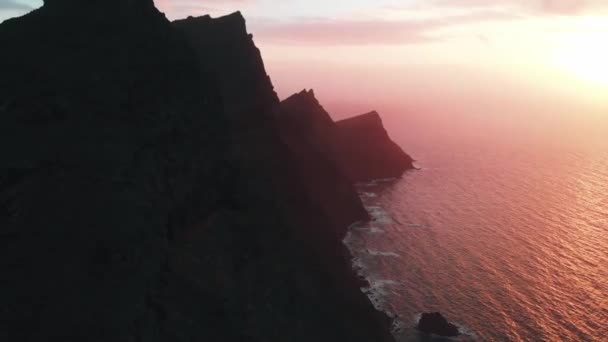 La vista desde el dron desde una gran altura: las montañas y el océano al atardecer. Mirador del Balcon, Gran Canaria, vista de aves . — Vídeo de stock